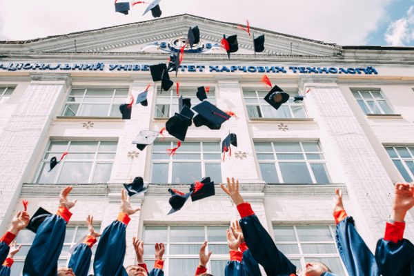 Absolventen werfen ihre Hüte © Vasily Koloda | Unsplash